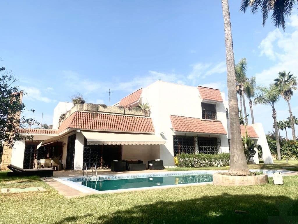 Villa à vendre de 1711 m² de terrain et 750 m² construits