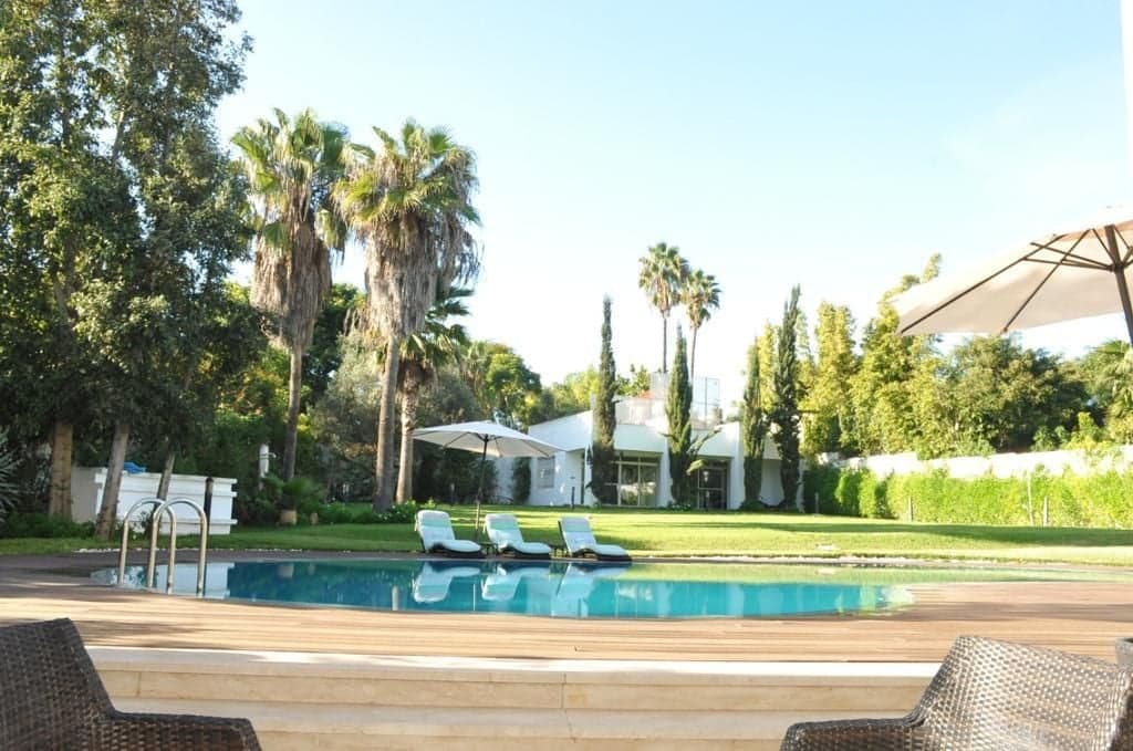 Villa meublée à vendre de 2285 m² de terrain et 1000 m² construits