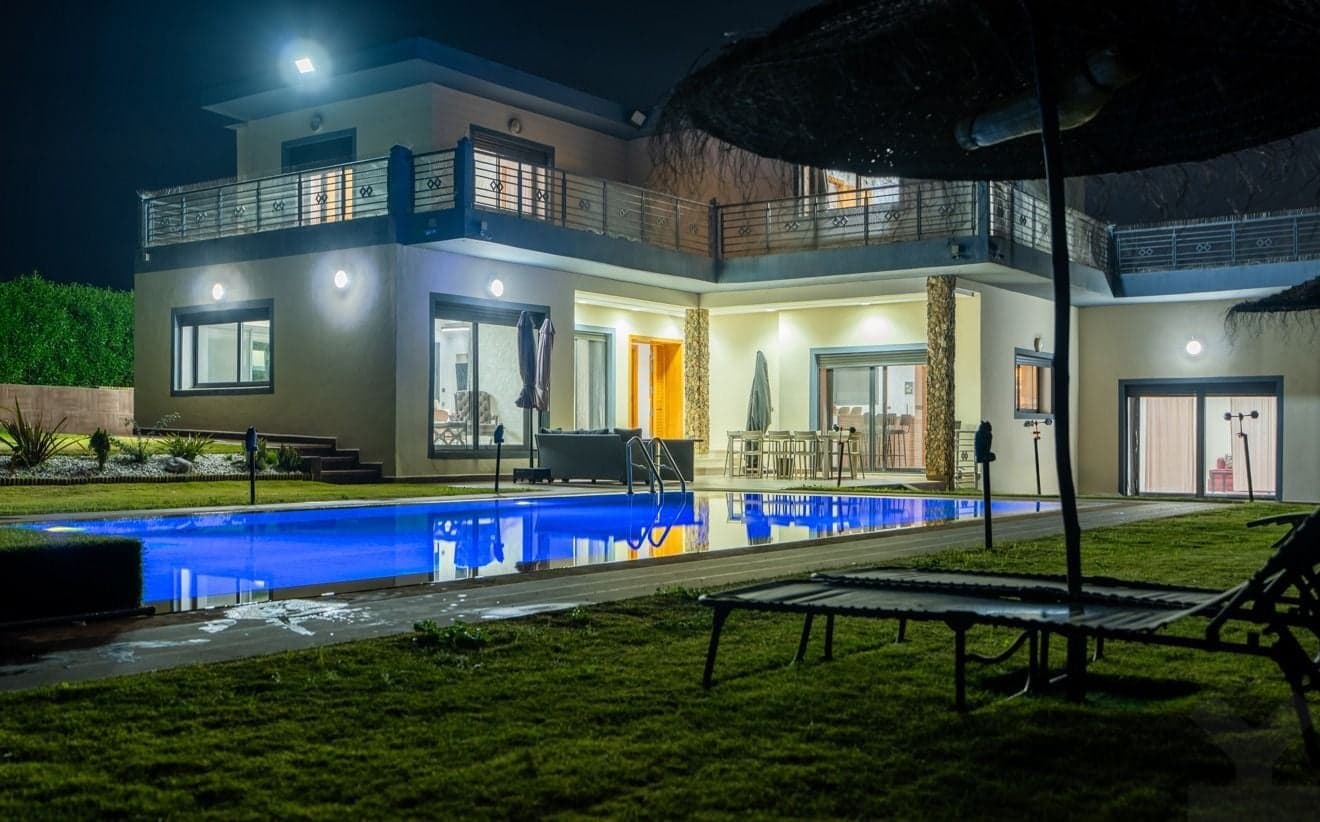 Villa à vendre de 2000 m² de terrain et 1400 m² construits