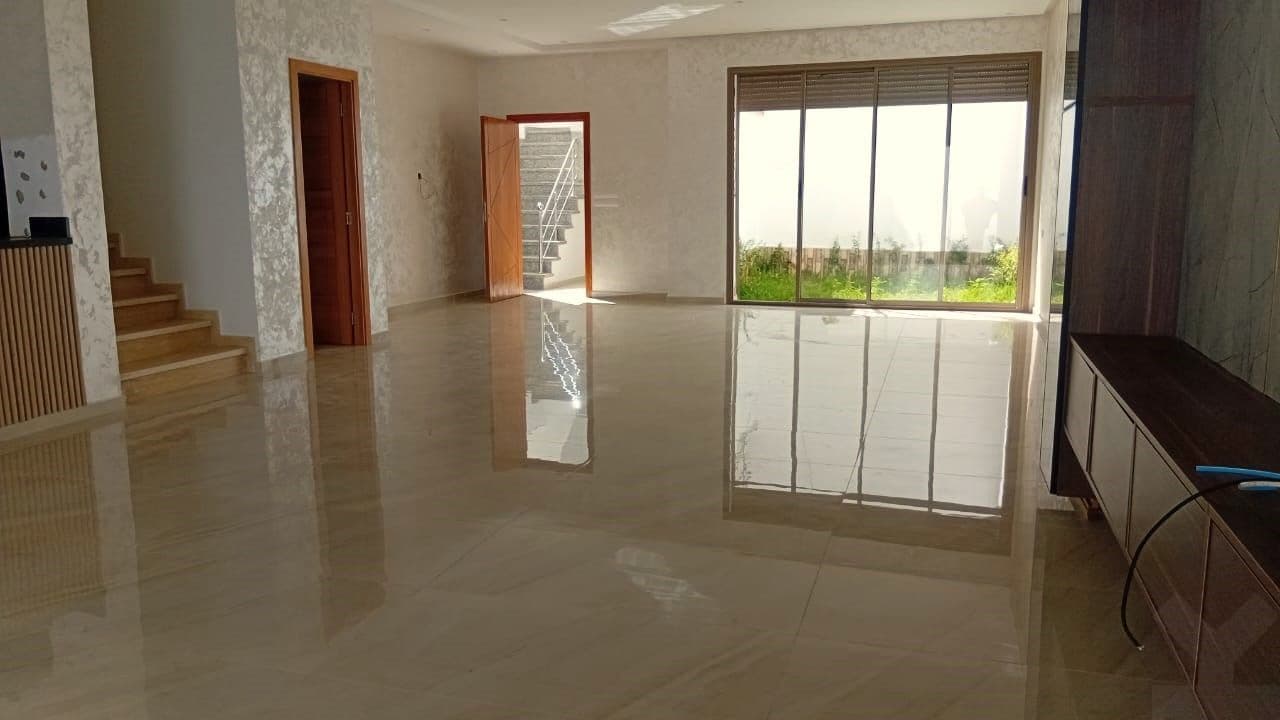 Villa à vendre de 220 m² de terrain et 330 m² construits