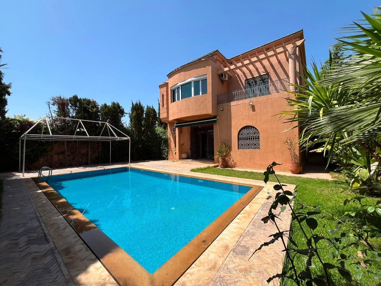 Villa à vendre de 799 m² de terrain et 500 m² construits
