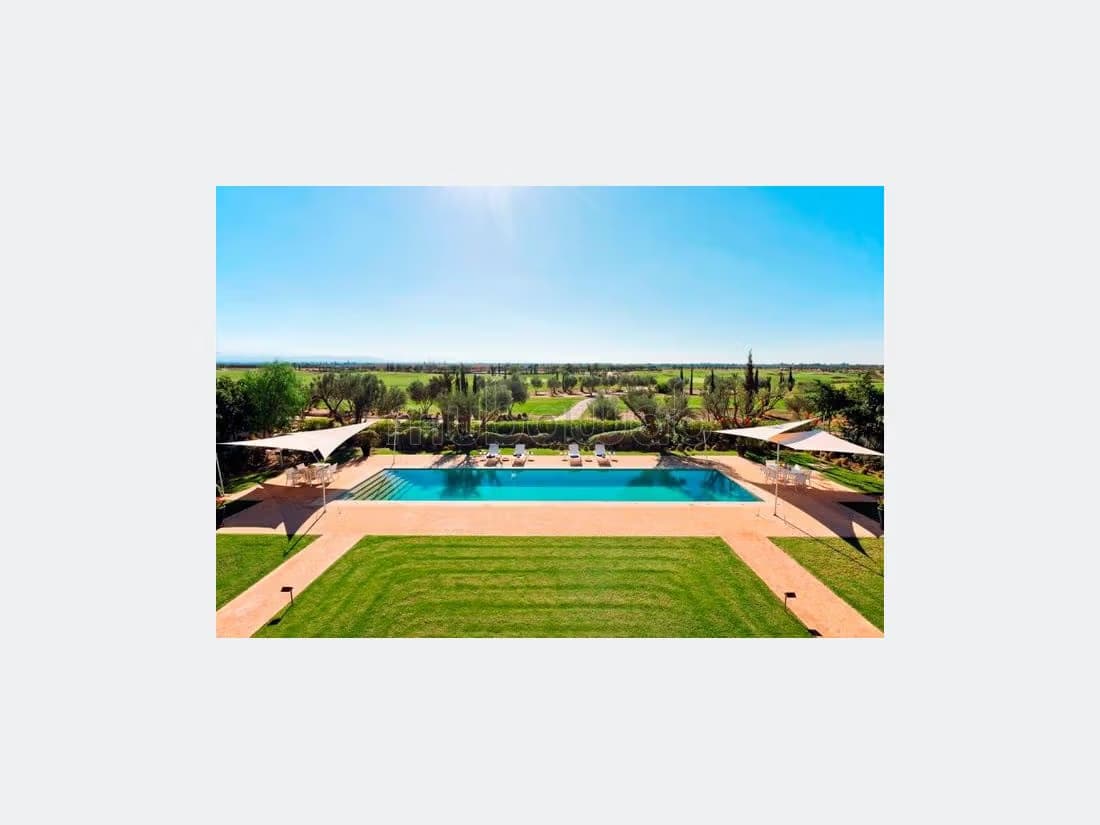 Villa front golf maaden isolée