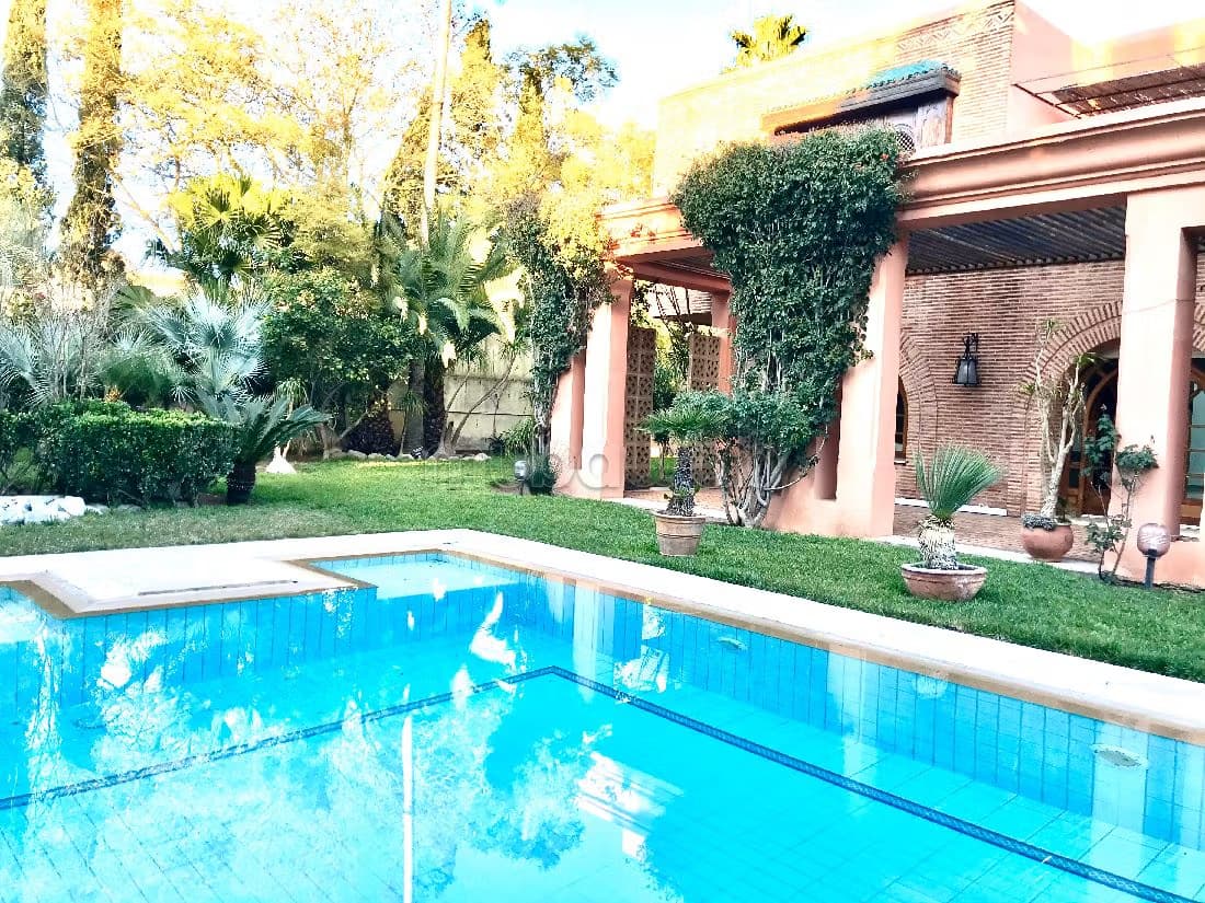 Maison de luxe à louer à Souissi. 7 grandes pièces. Bien meu...