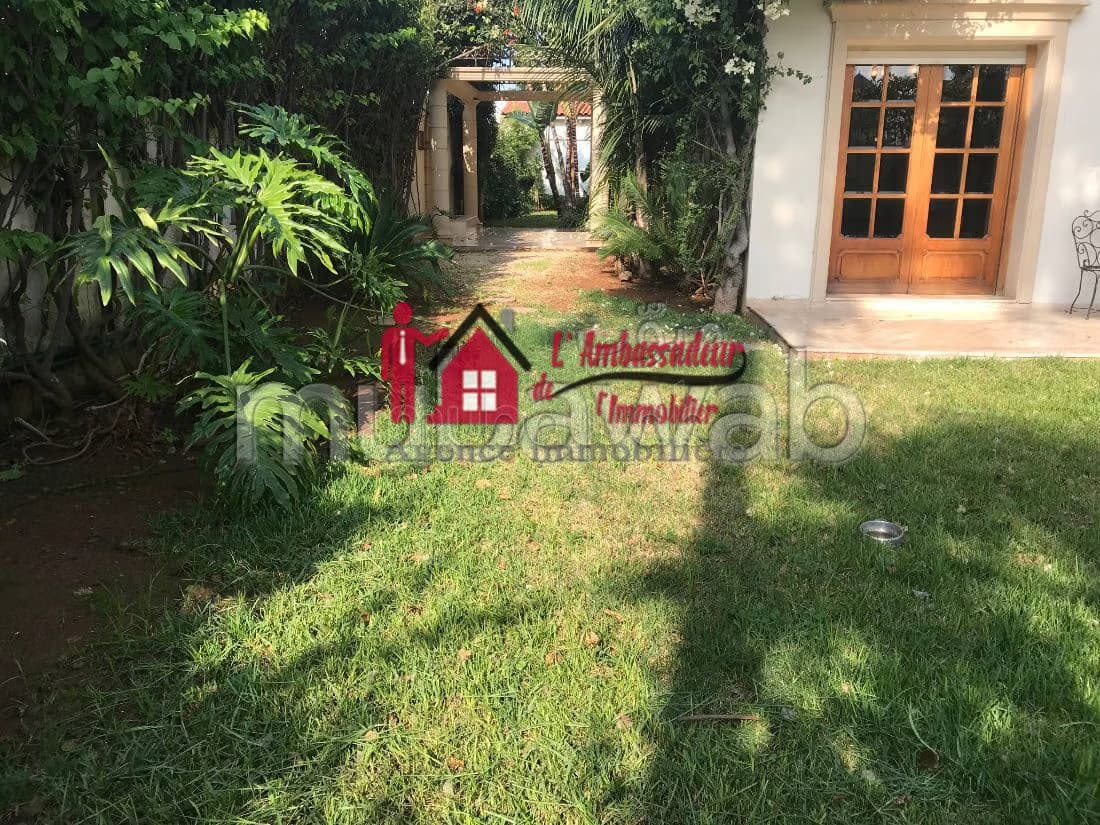 Villa de 900 m2 Authentique à Longchamps