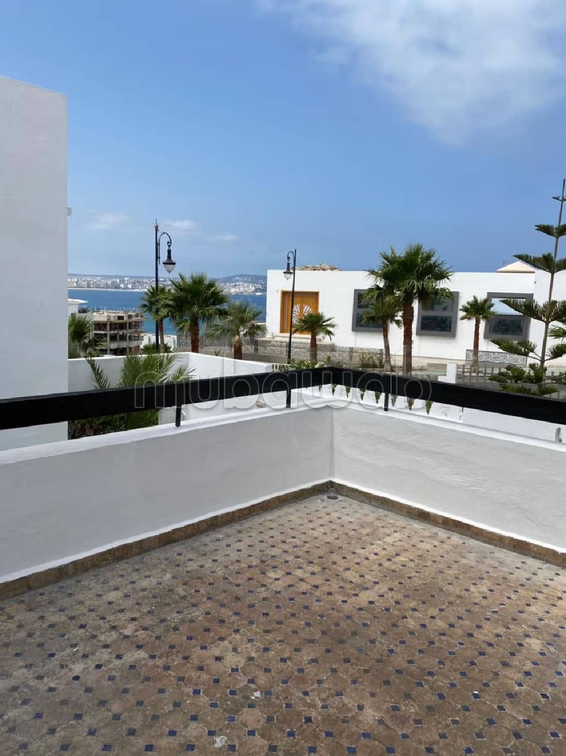 Somptueuse villa à louer à Malabata. Jardin et terrasse