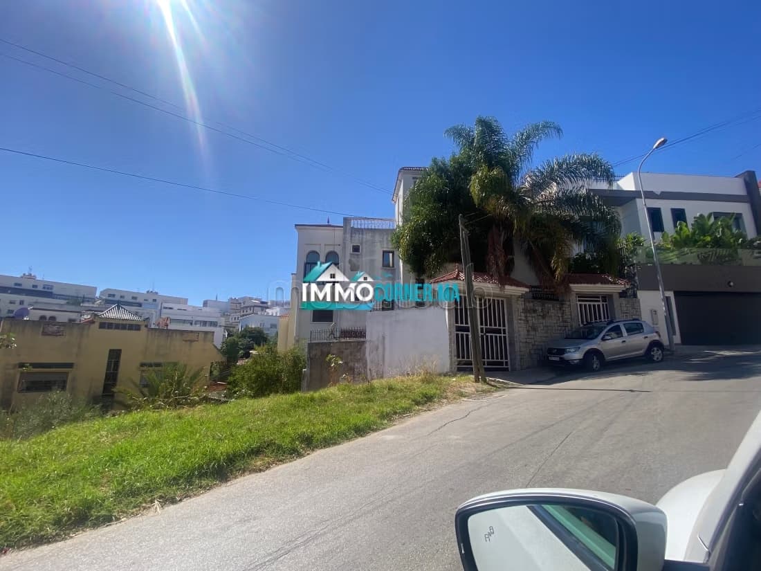 Beau terrain avec 3 façades 4 niveaux R moins 2 et Rplus 1 p...
