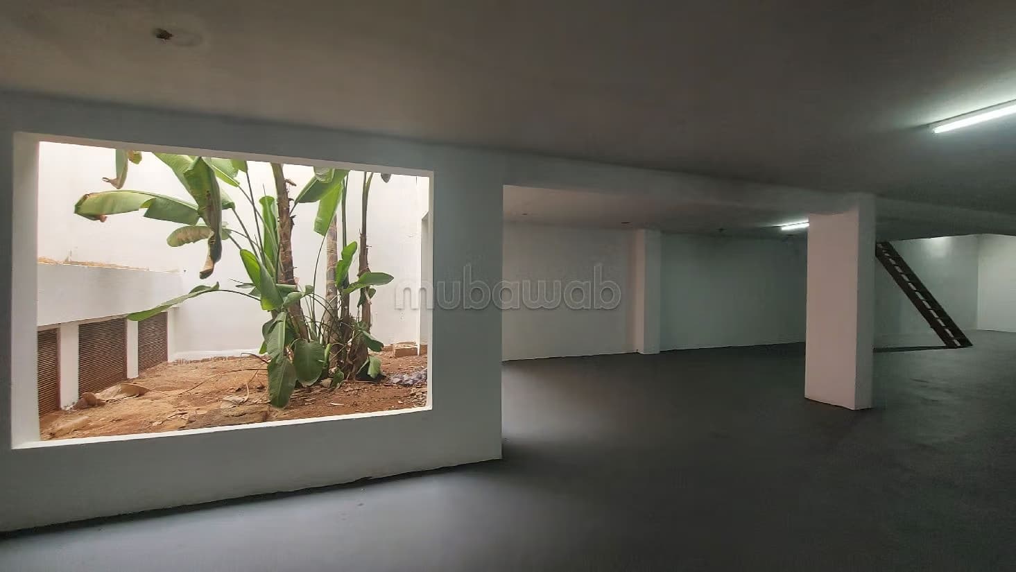 Local commercial 977 m² triangle d'or Max Mara