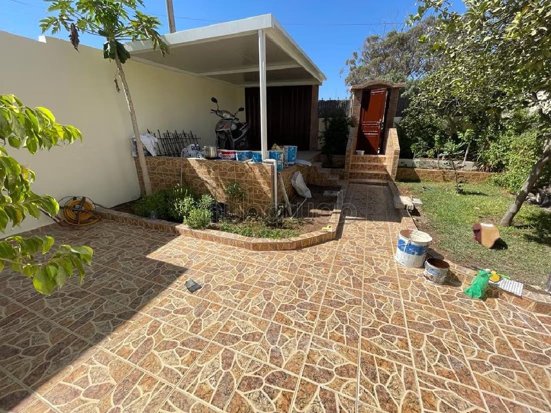 A saisir villa à louer vide avec jardin et garage à la Cité...