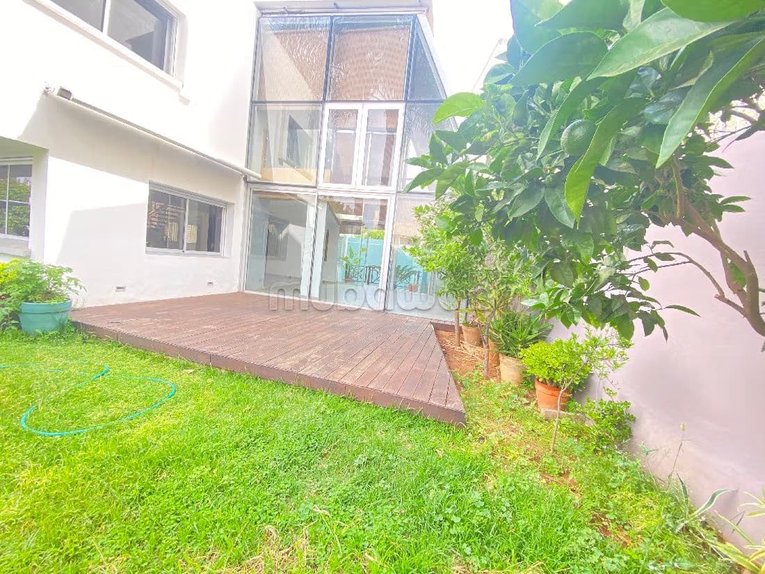 Villa moderne proche du Lycèe Descartes Agdal