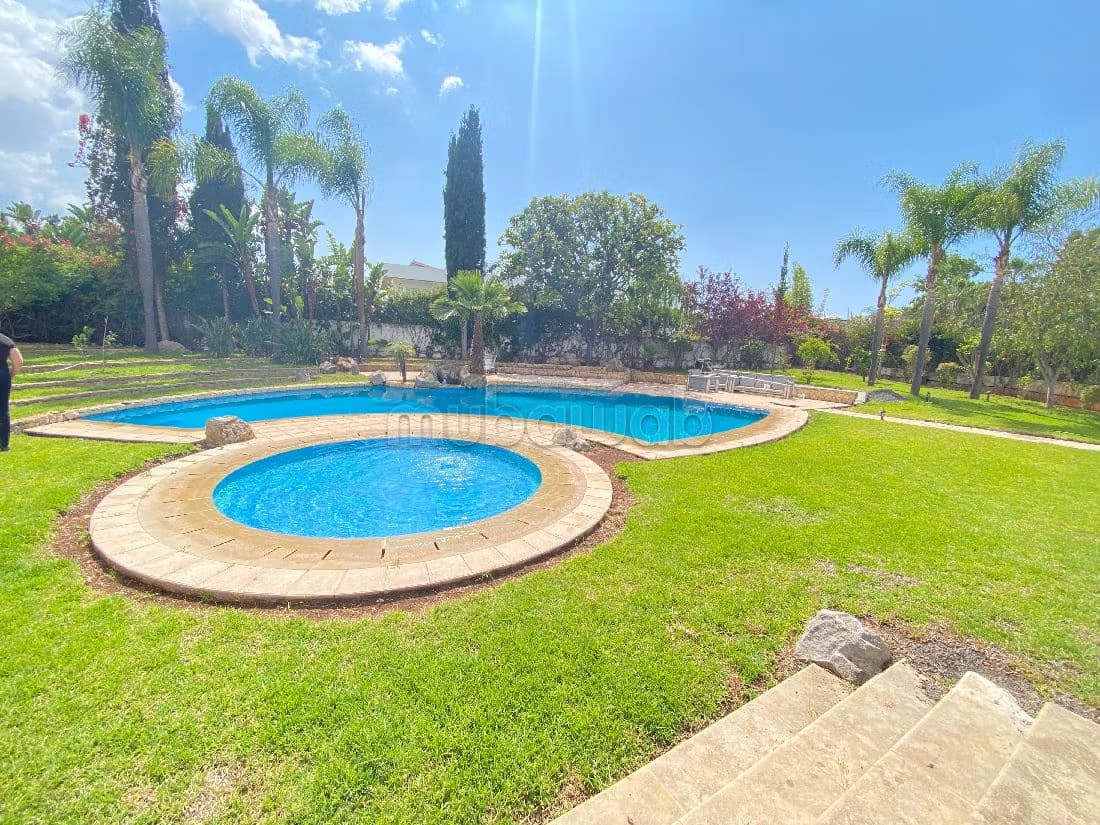 Villa neuve avec piscine et chauffage central à Souissi