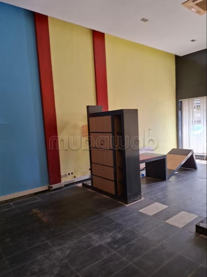 Habit immobilier met en vente un local commercial avec mezza...