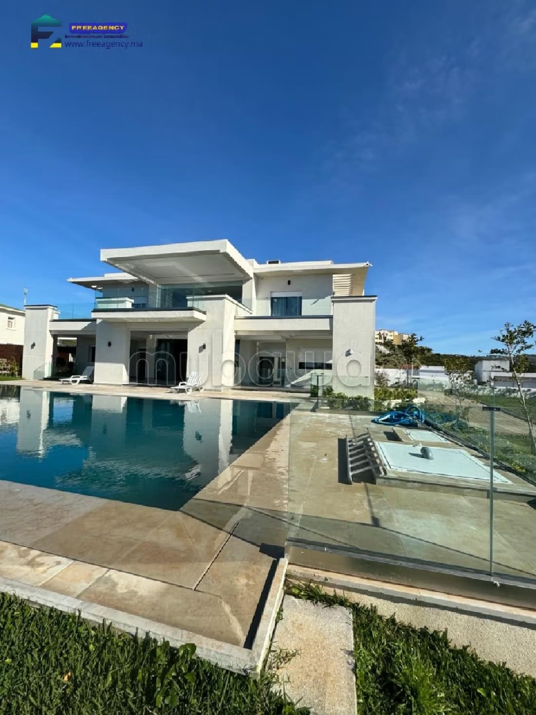 Villa en vente avec piscine privée en bord de mer