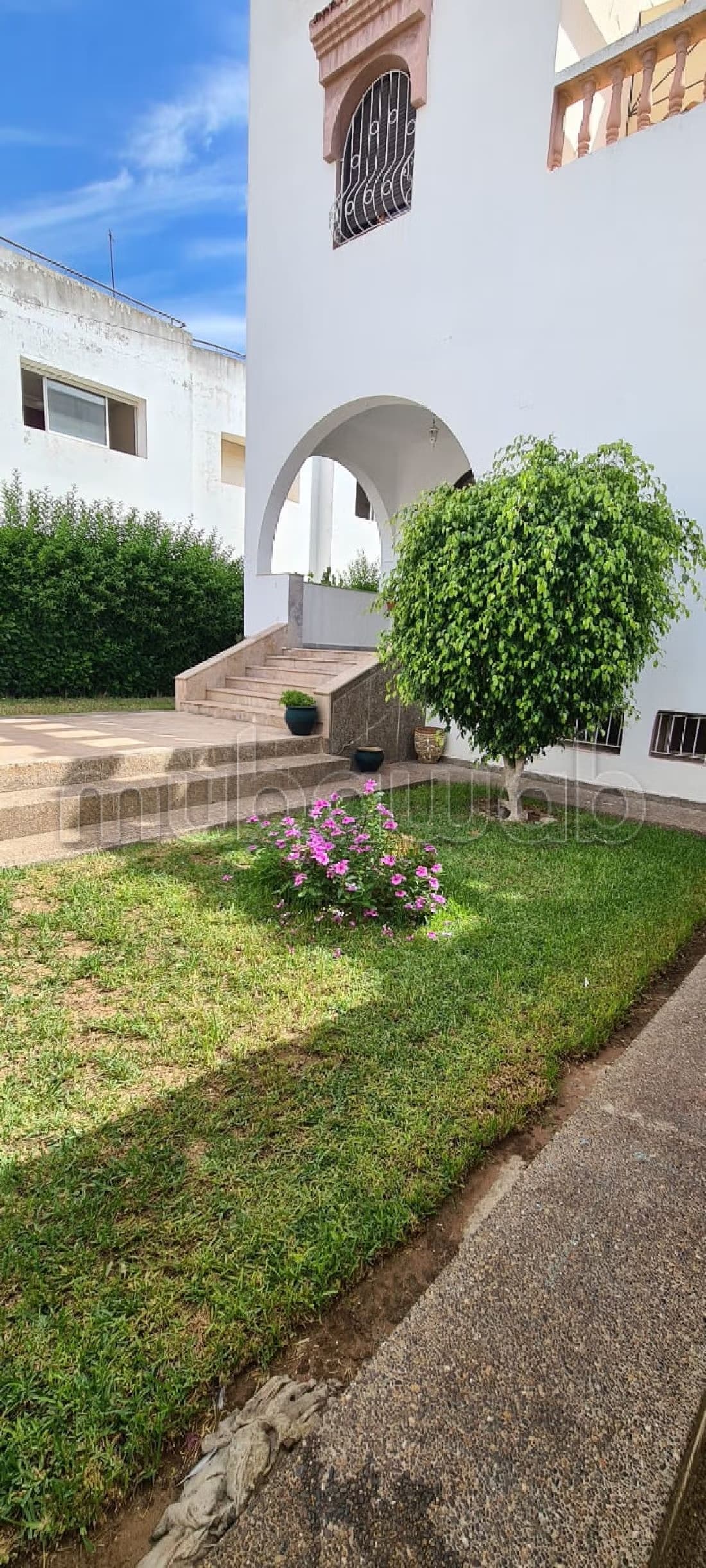 Villa à Vendre – Quartier Calme, Terrain 694 m², 4 Façades