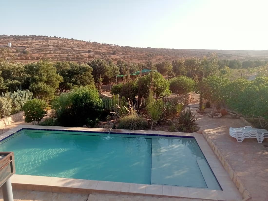 Spacieuse villa au milieu d'un domaine