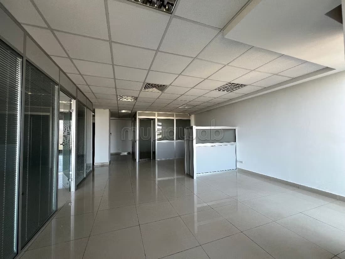 Location de bureaux à Bourgogne Ouest. Surface de 96 m². Por...