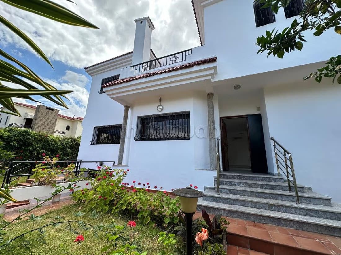 Villa à Louer de 421.0 m² à Rabat, Riyad Extension