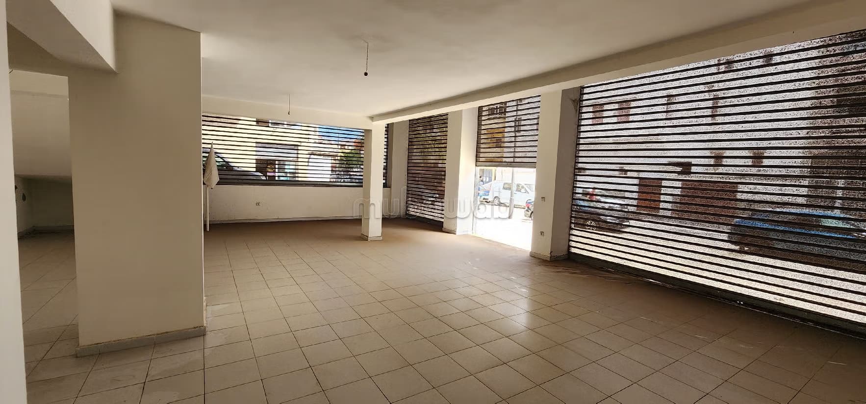 Local commercial d’angle de 160 m² à vendre