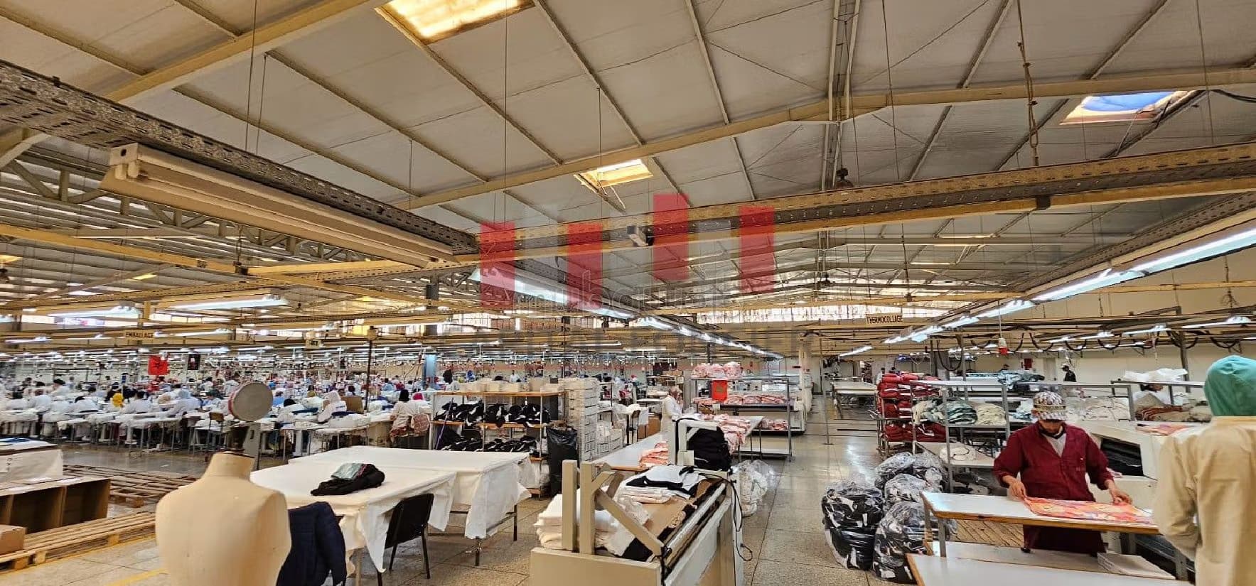 Excellente unité industrielle de 6300 m2 de surface couverte...