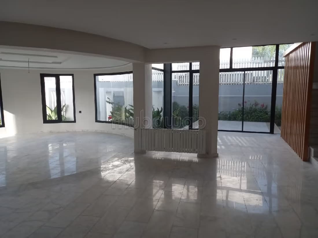 Splendide villa à vendre à Bir Rami Ouest. Superficie 640 m²...