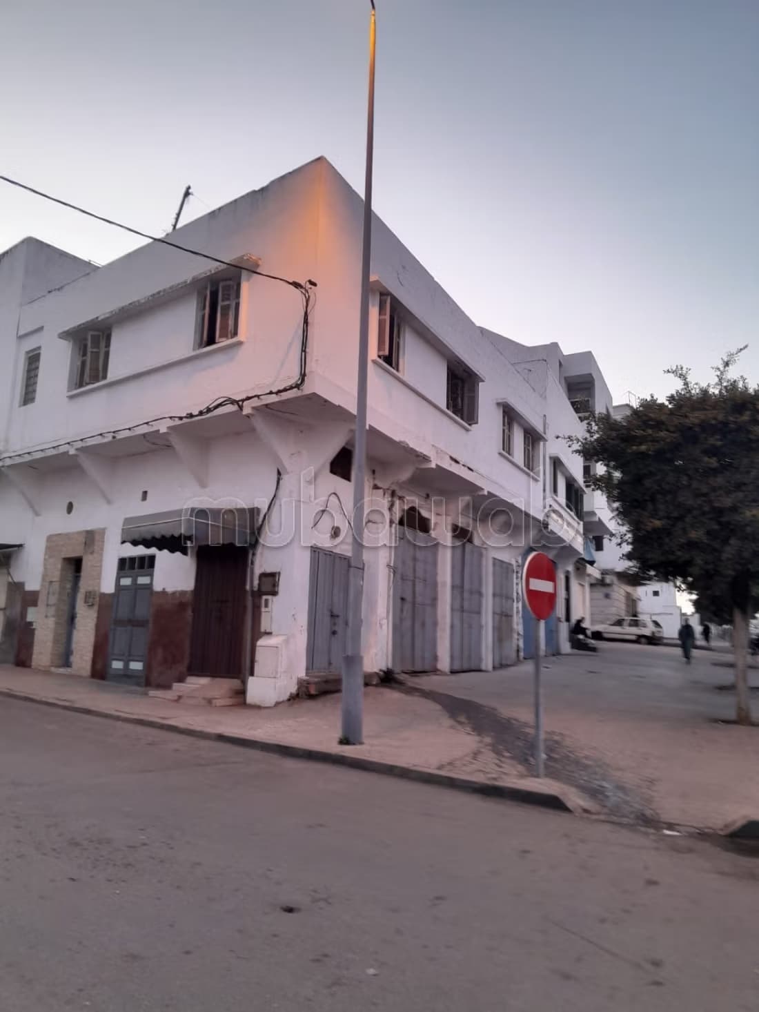 Maison avec plusieurs commerces à vendre à Akkari. Bon poten...