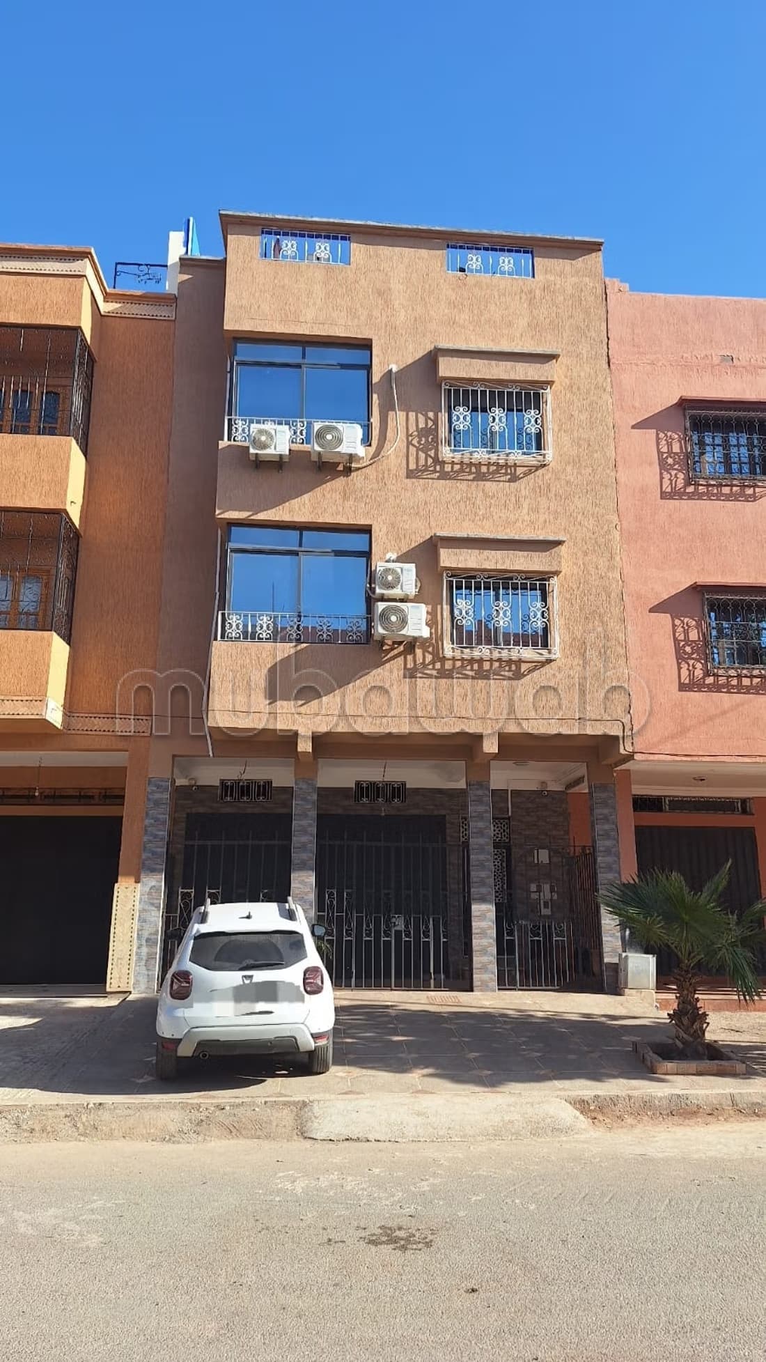 Vente maison à Azzouzia. 7 grandes pièces. Vue sur les monta...