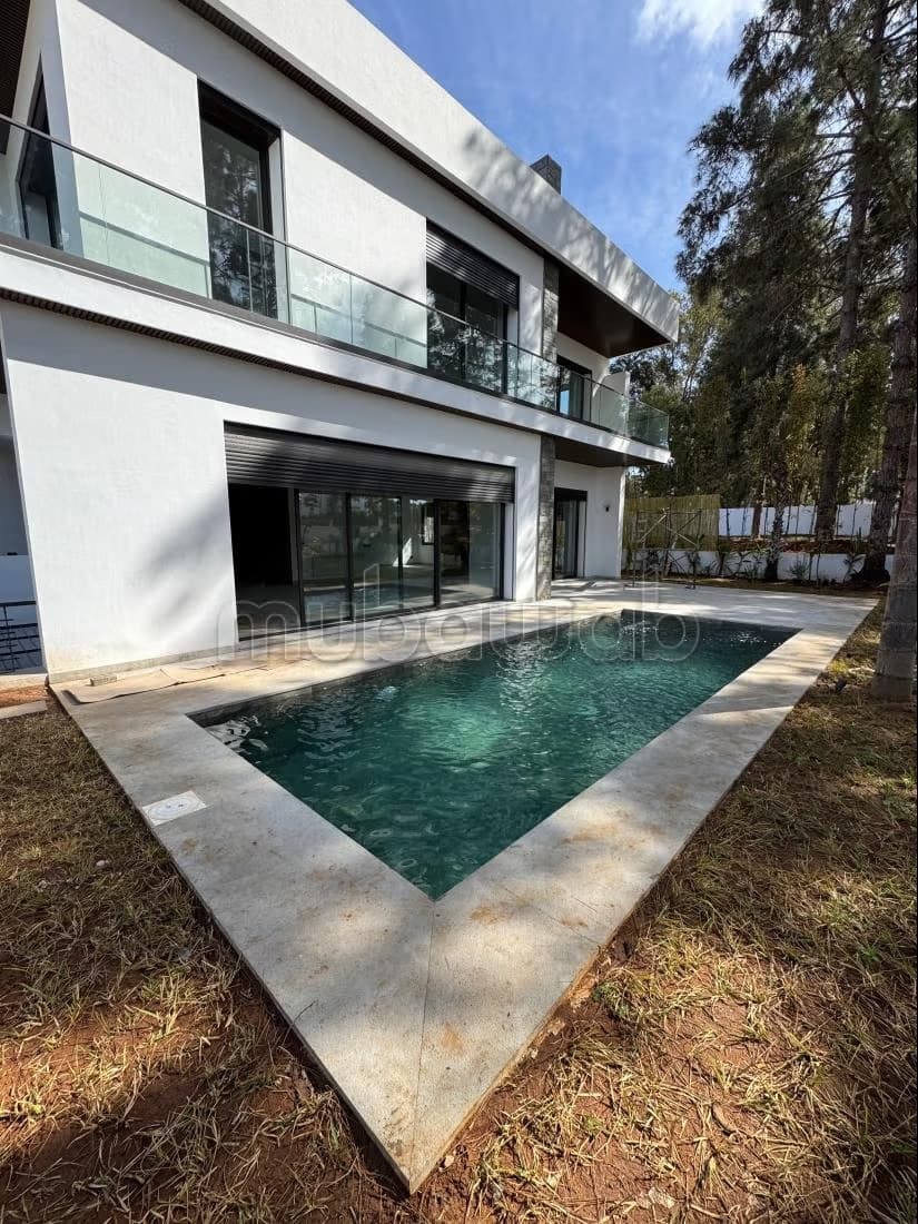 Villa neuve en location à souissi Rabat