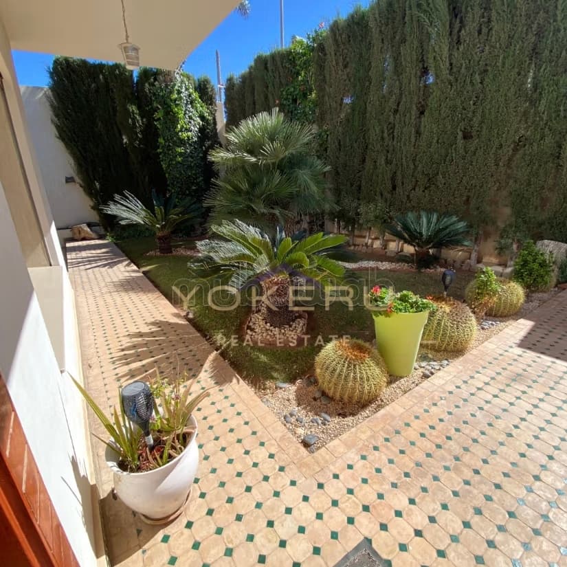 Villa de 4 Niveaux avec Double Exposition