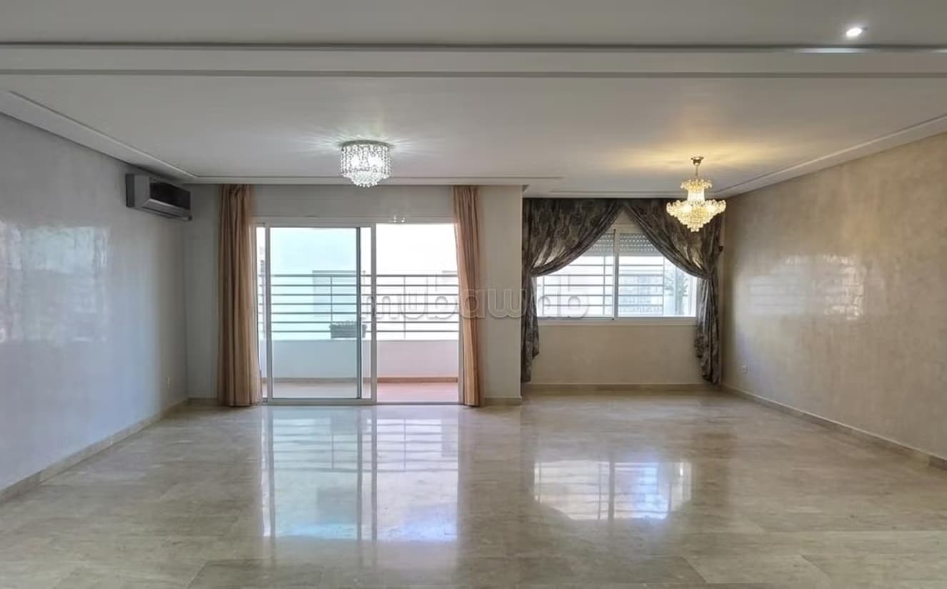 Appartement trois chambres vide à louer