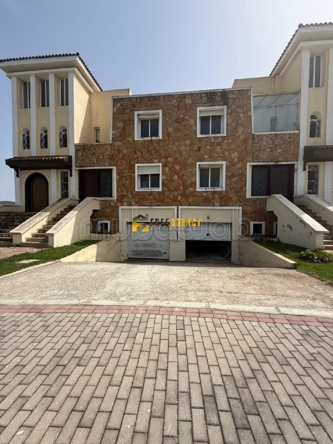 Duplex lumineux 4 chambres a vendre
