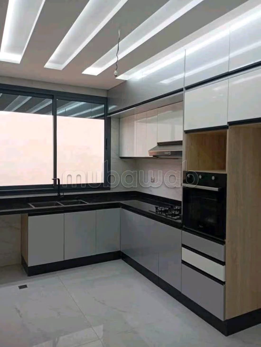 Vend appartement à Hamria. 3 chambres. Ascenseur et terrasse