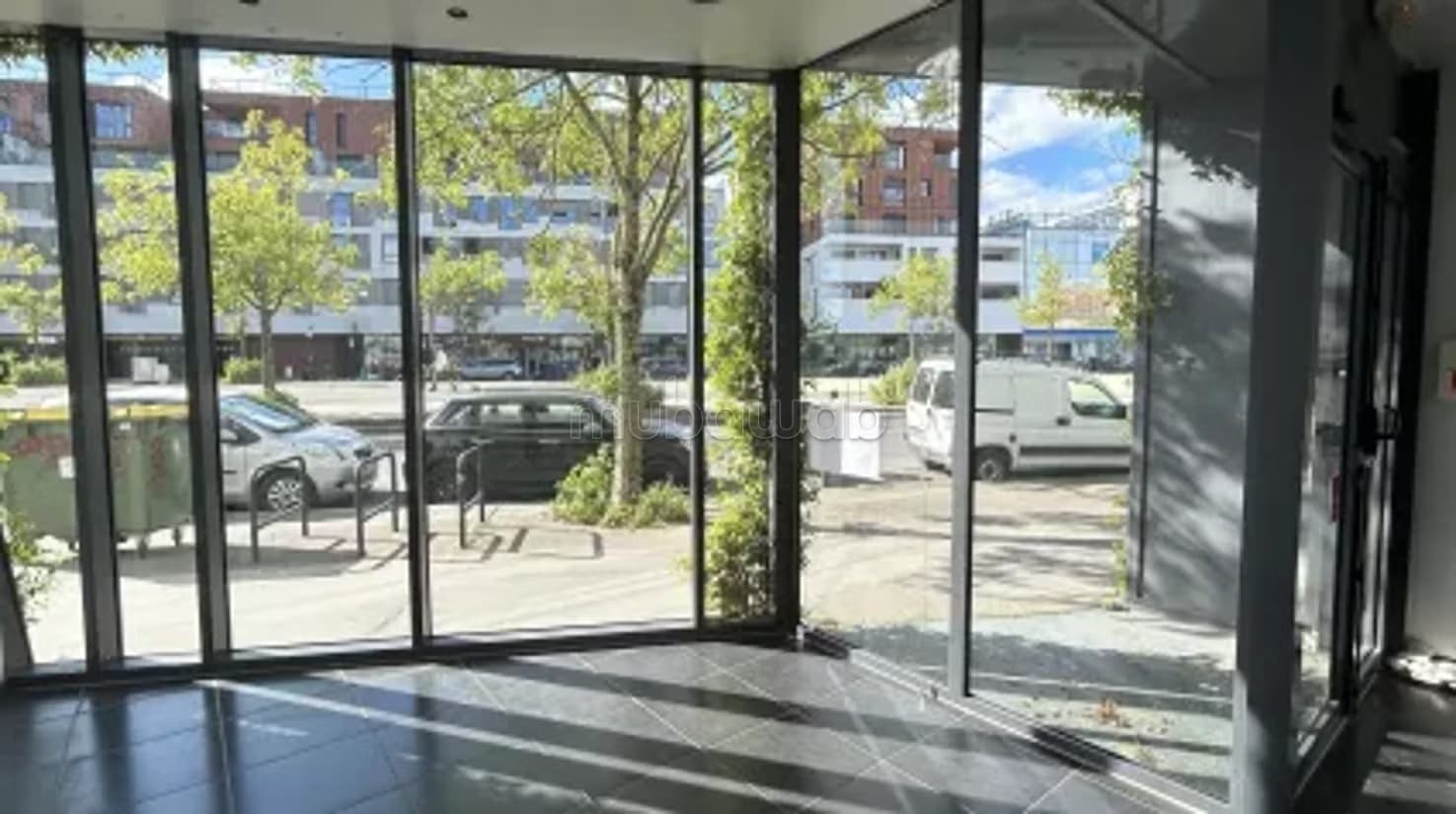 1. Local Commercial Premium – 2 Façades / 8 Vitrines – Empla...