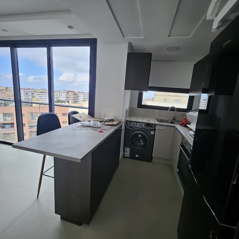 Un charmant studio meublé à louer avec une belle vue