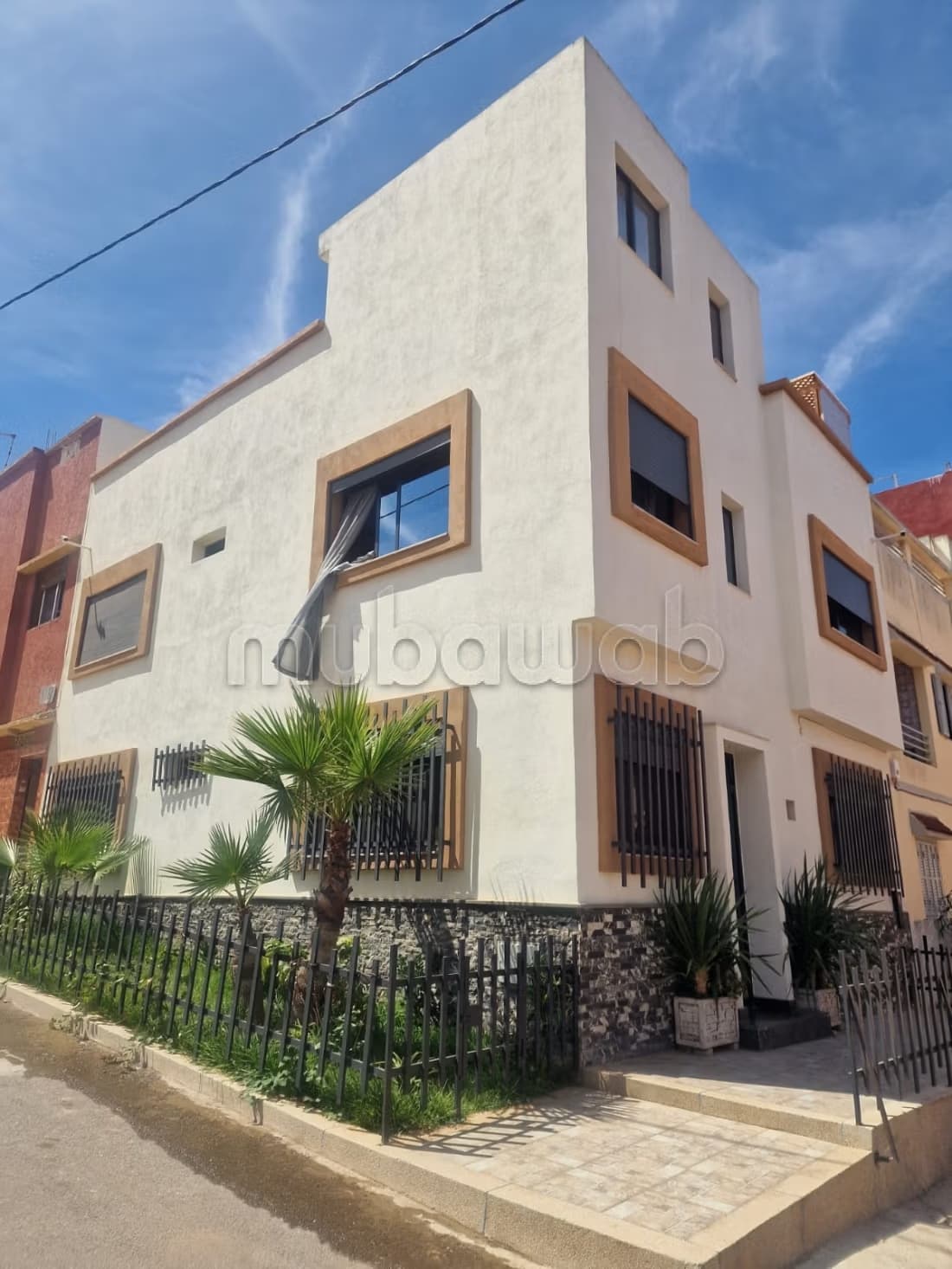 Très belle maison en vente à Maghrib Arabi. Surface totale 9...