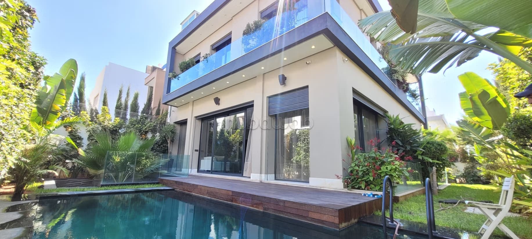 Villa neuve, moderne et luxueusement meublée