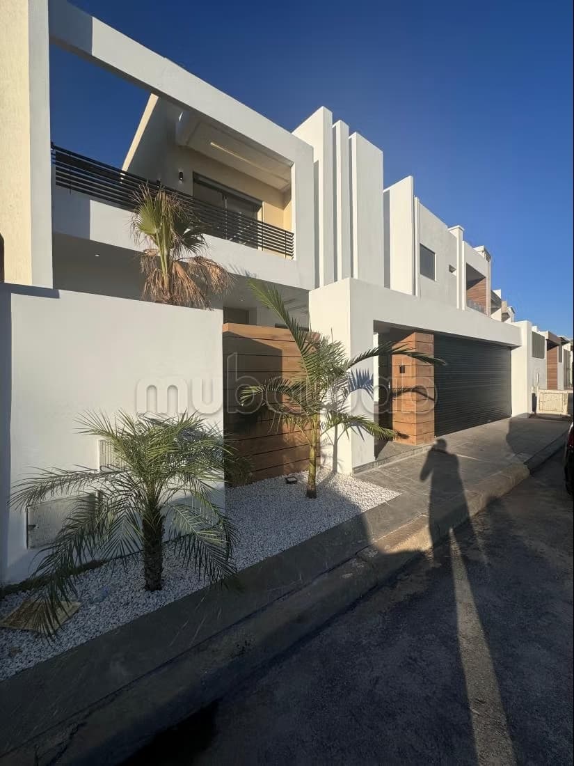 Villa de haut standing à vendre avec piscine au Golf mehdia