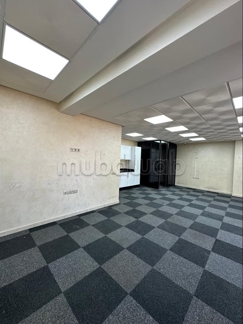Beaux bureaux à louer vide à Guéliz. Surface totale 64 m². P...