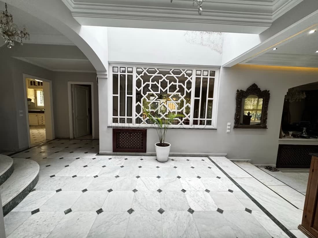 Villa à vendre à la Coline Mandarona. Superficie 585 m²
