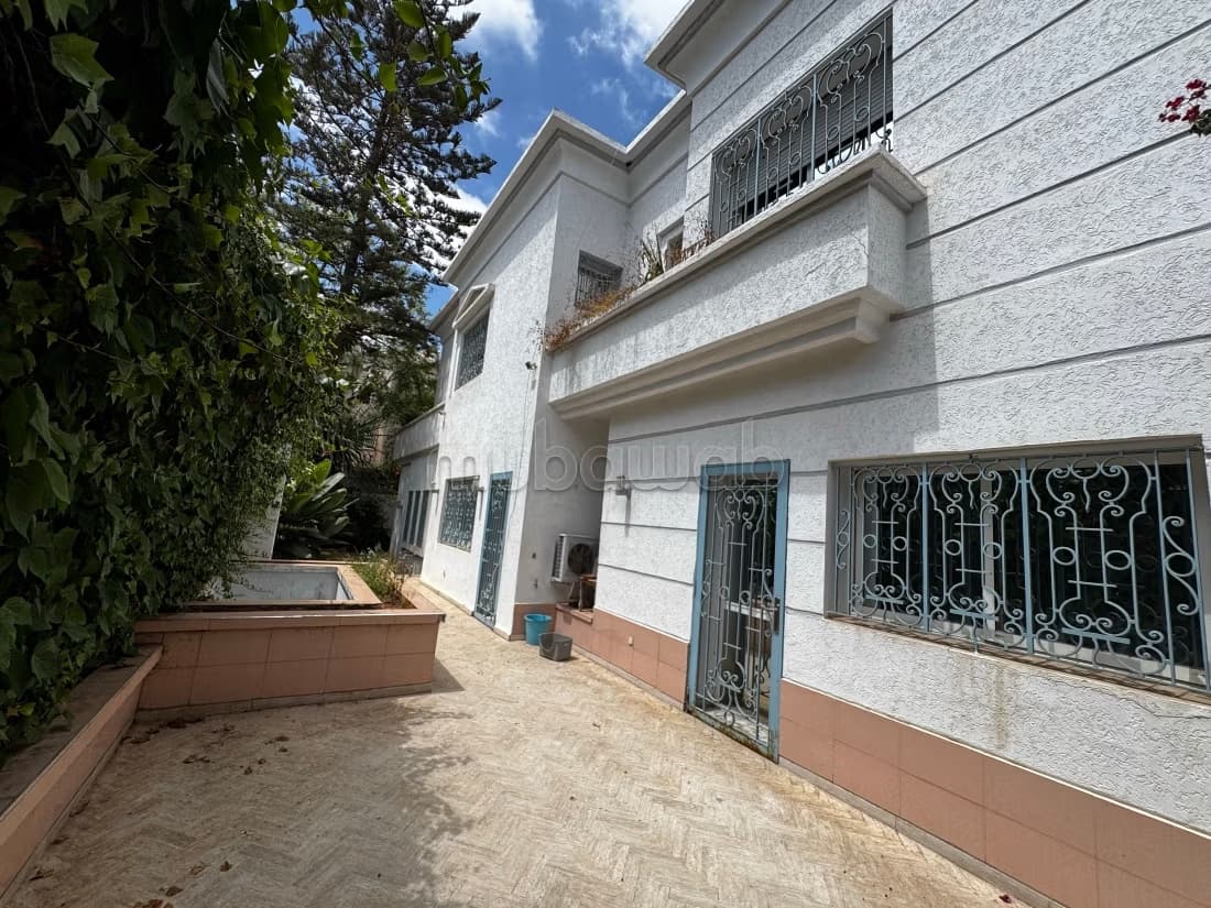 Villa à vendre à la Coline Mandarona. Superficie 585 m²