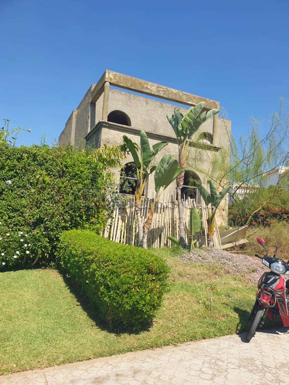À VENDRE – Terrain avec gros œuvre Hay Ryad