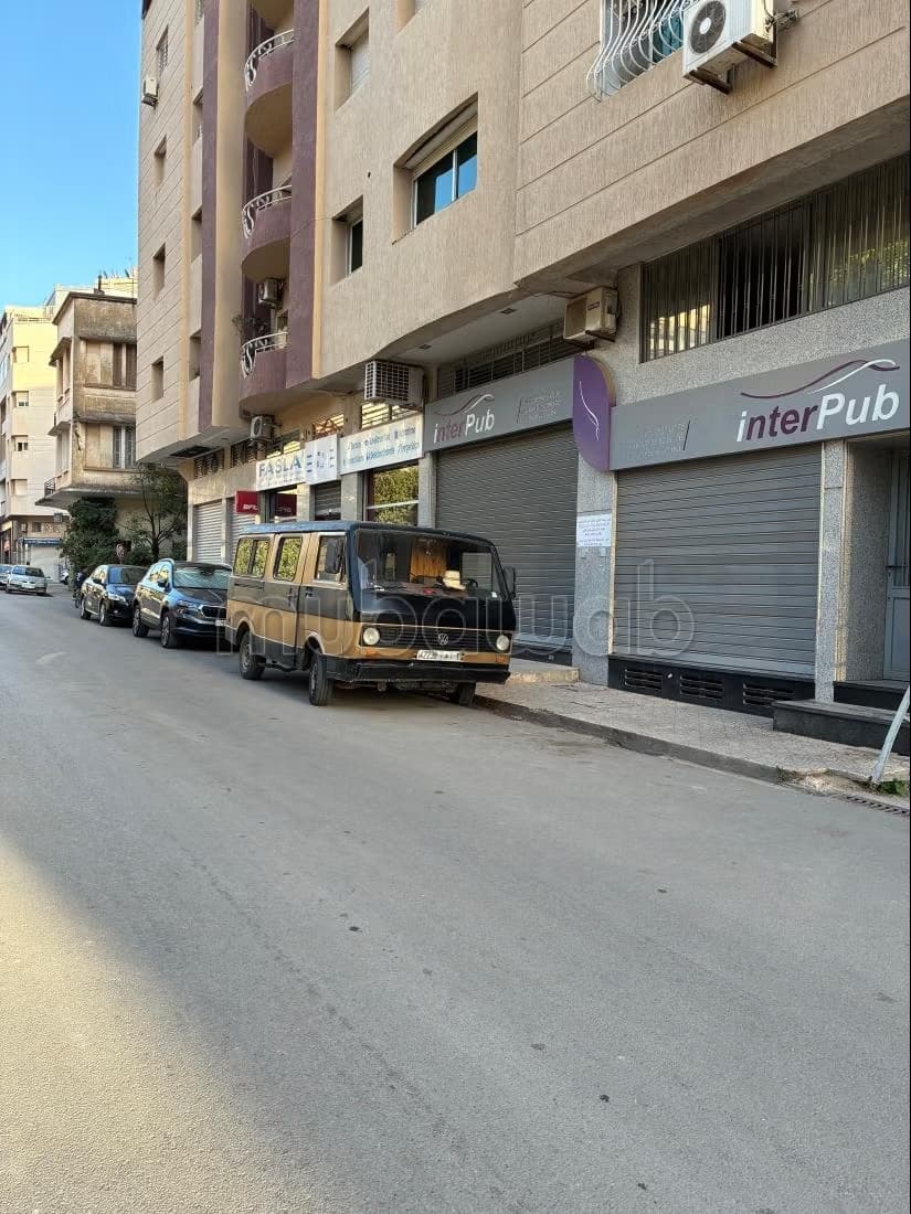 Magasin à vendre en plein centre ville Hamriya