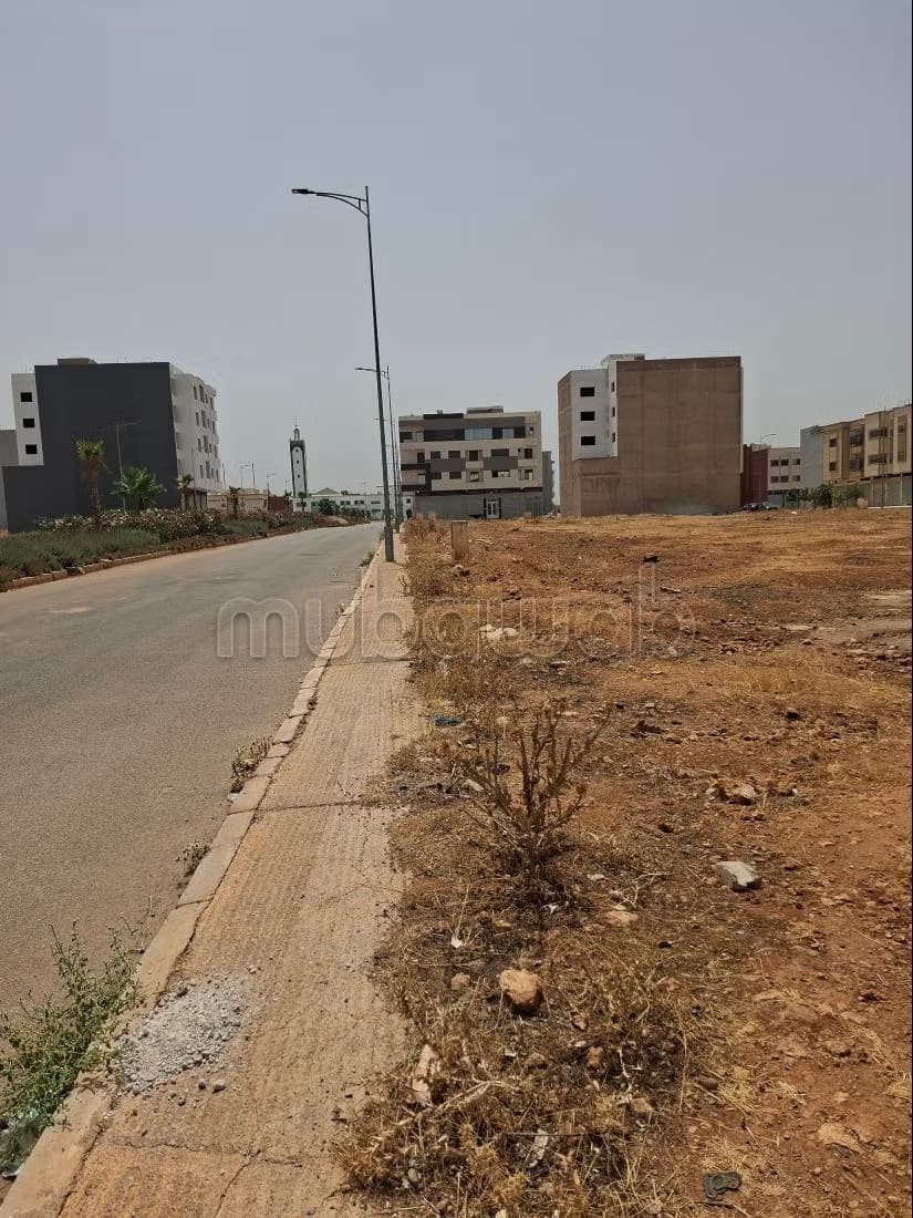 Lot de terrain commercial, sous sol R4 302 m2