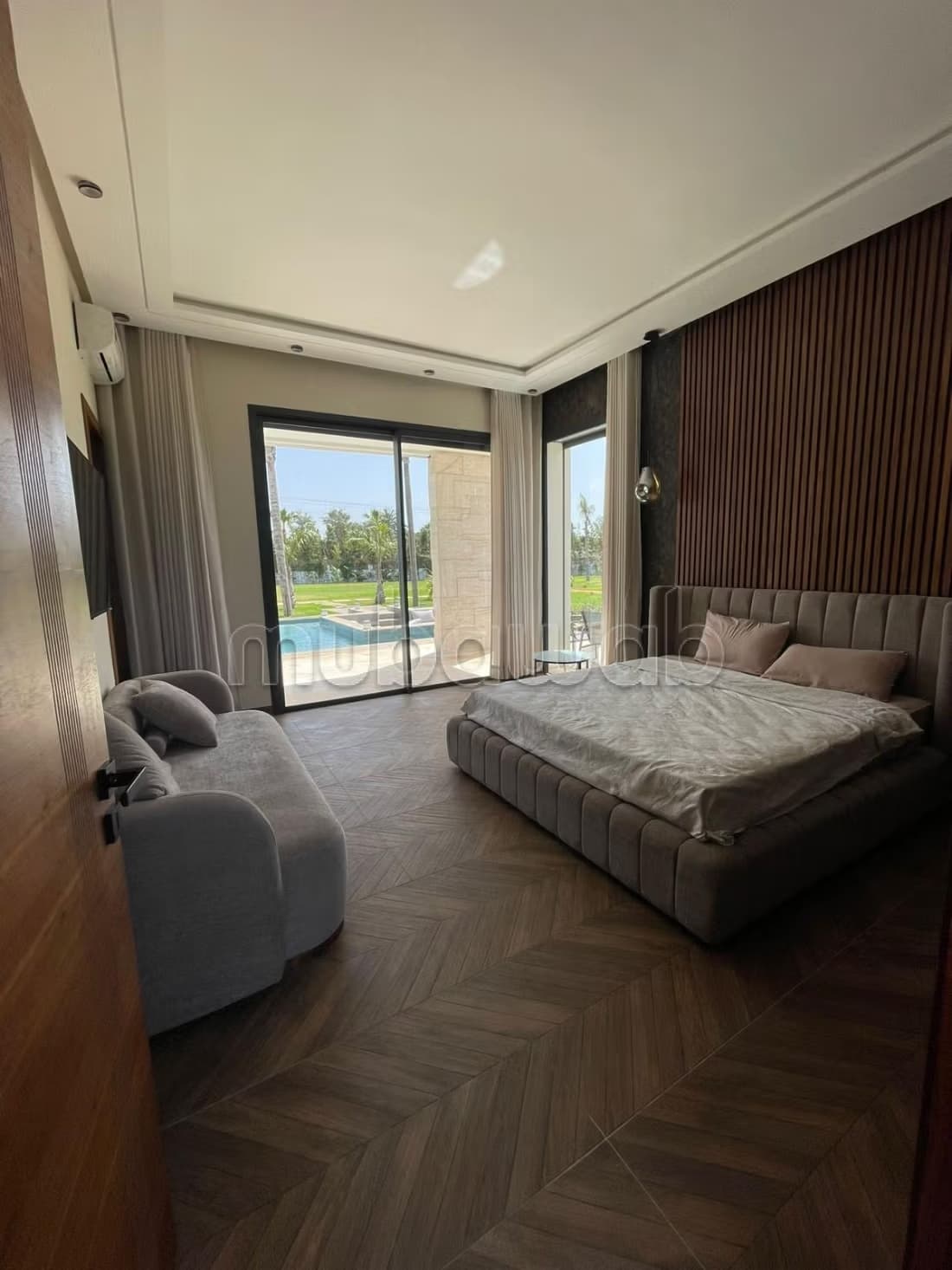 Splendide villa à vendre à Bouskoura. 10 pièces confortables...