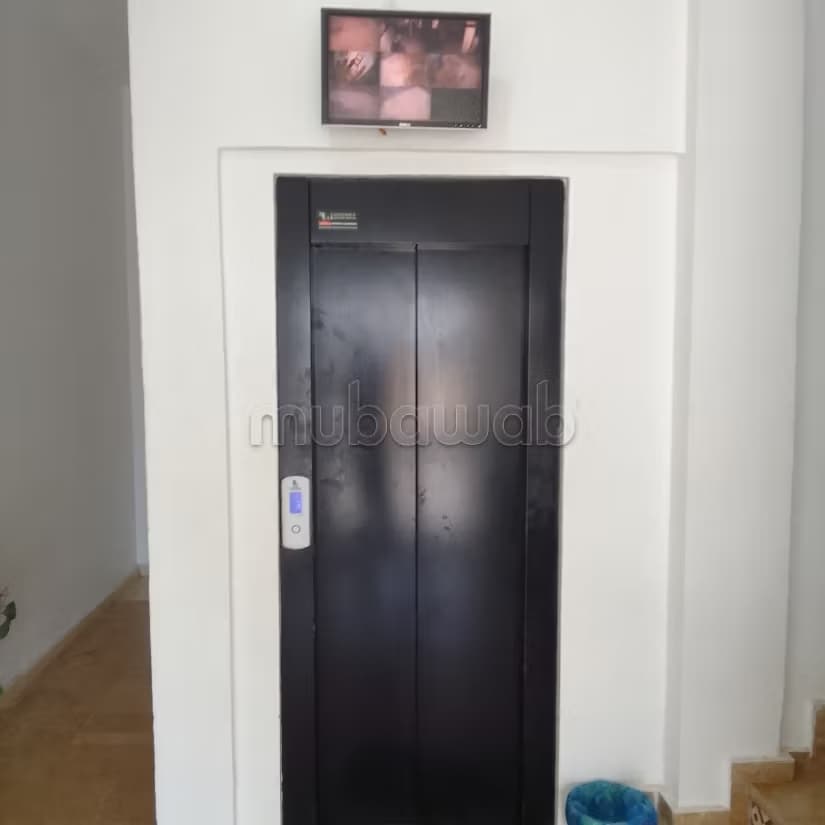 Vente d'un bel appartement à Sakani. 1 Pièce. Antenne parabo...