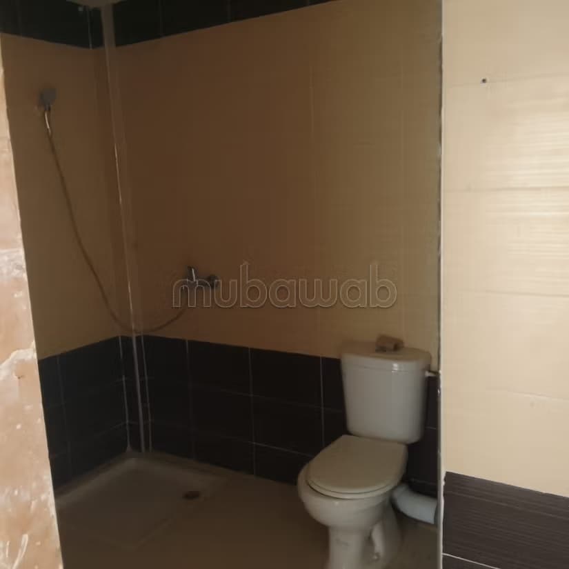 Bel appartement à vendre à Sakani. 1 chambre. Meublé