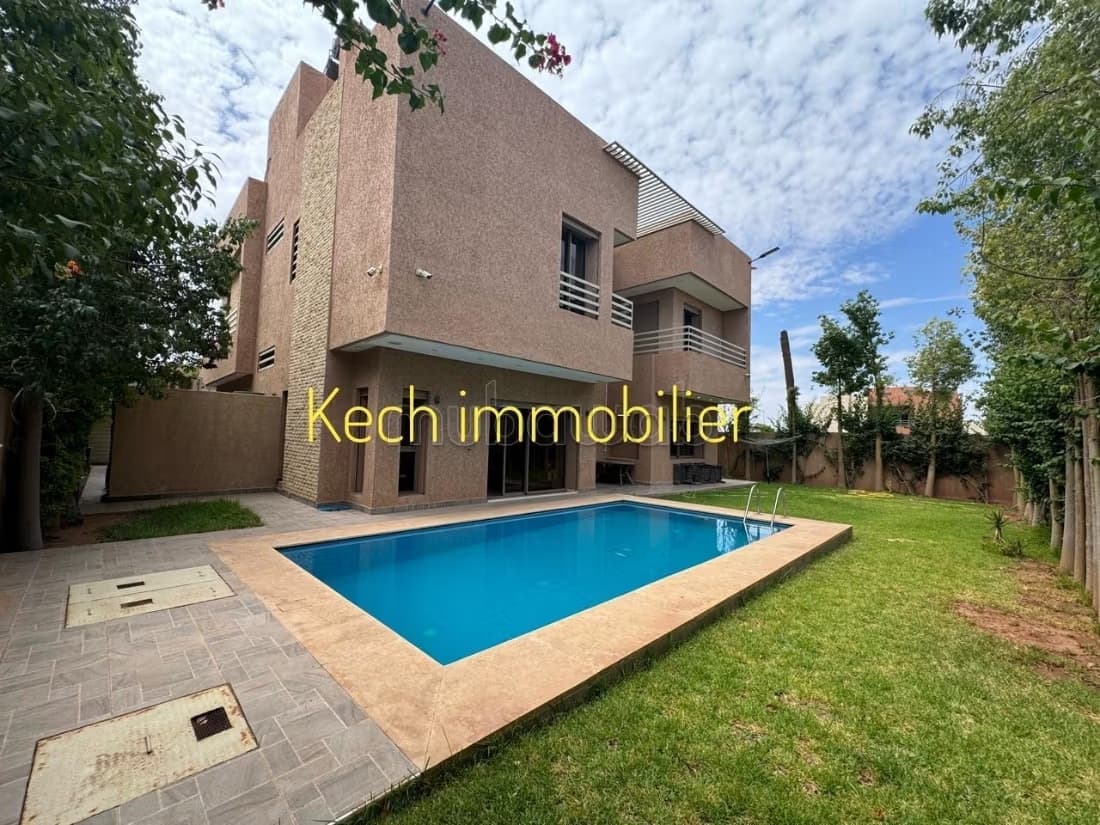 Maison de luxe à vendre à Hay Targa. Superficie 619 m². Bell...