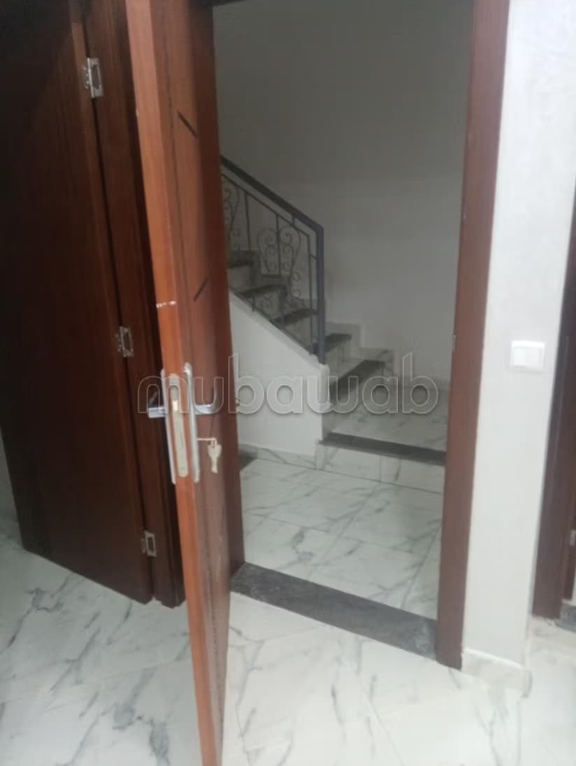 Appartement à l'achat à Bir Rami Est. 3 chambres. Cuisine en...