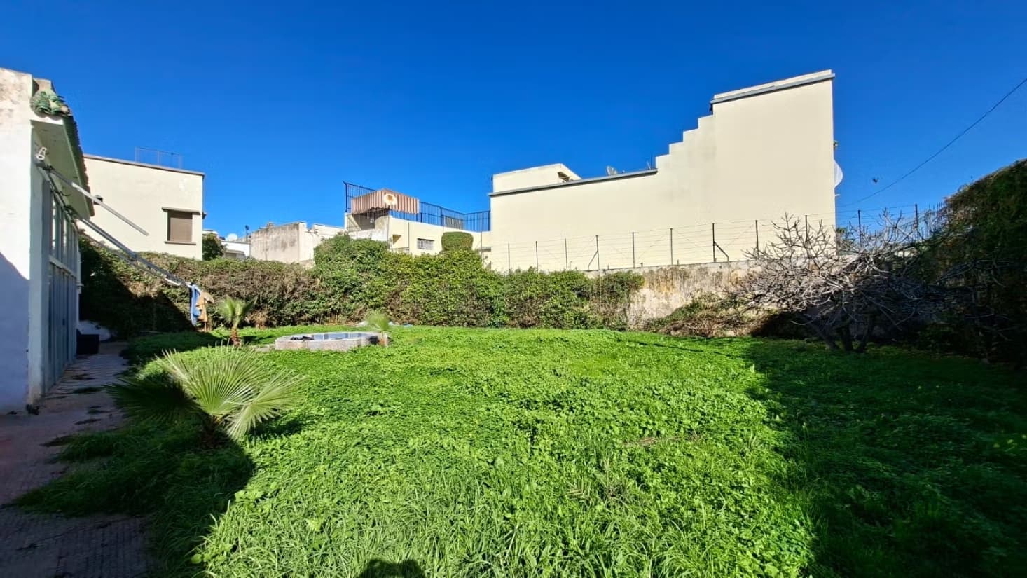 Villa 728 m² à raser grand jardin