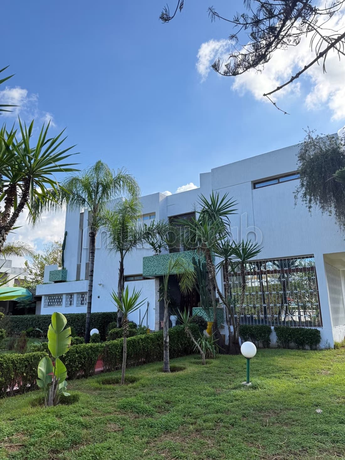 Villa de 1 900 m² en Location –Souissi Rabat
