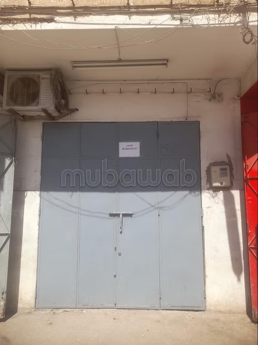 Louez ce local commercial à Bettana. Surface de 35 m². Clima...