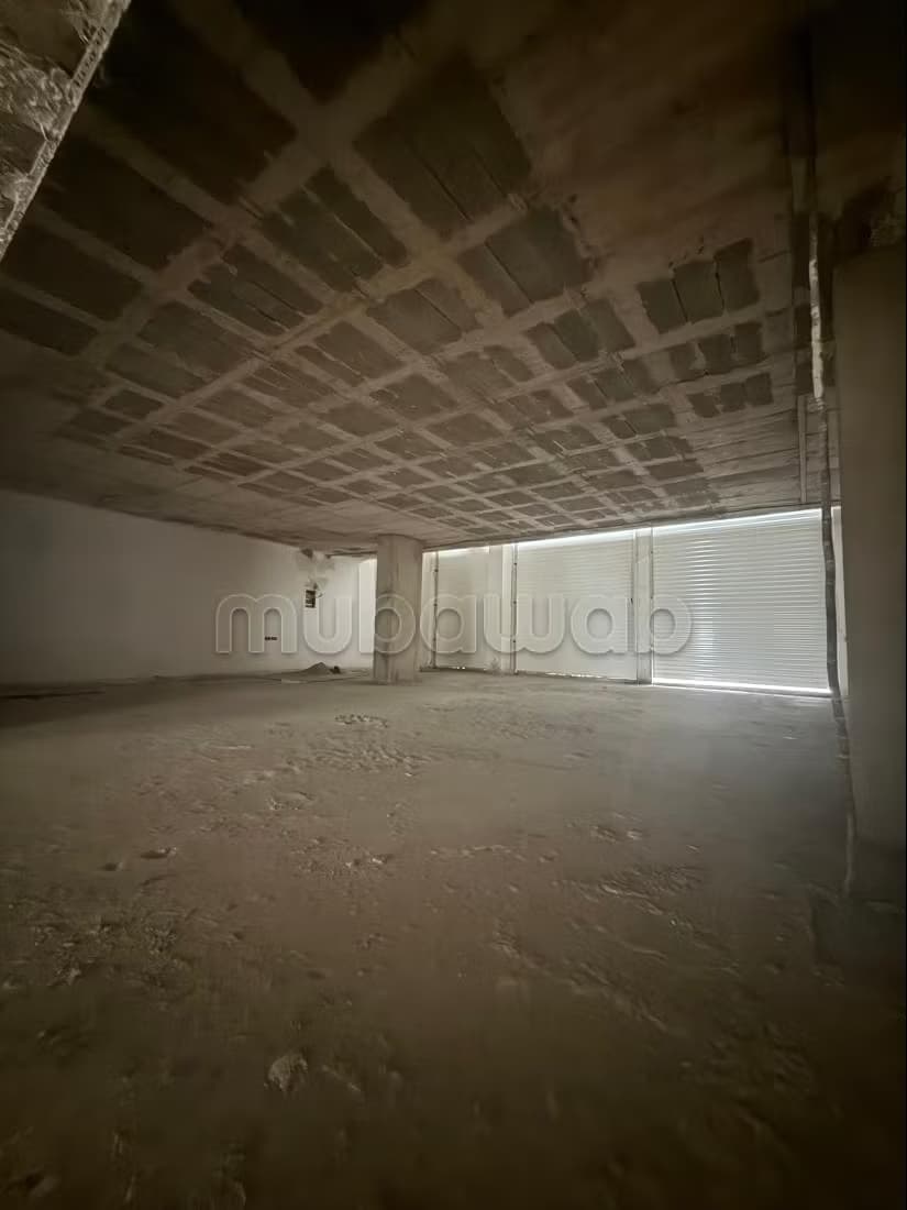 Beau local commercial en location à Administratif. Surface t...